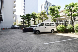 【駐車場】 | マンションの駐車場スペース。空きの有無や駐車料金、サイズ規定などについては、改めてお問い合わせください。～即日のご見学可能～　お問合せはお気軽にどうぞ。
