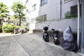 【駐車場】 | バイク置き場。空き区画の有無や駐輪料金、サイズおよび排気量規定などについては、改めてお問い合わせください。～即日のご見学可能～　お問合せはお気軽にどうぞ。