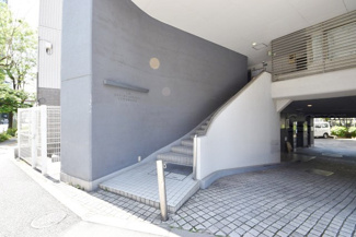 【エントランス】 | お客様を、そして住人を出迎えてくれるマンションのエントランス。ゴミが落ちていないことからも、管理状態の良さや住民の節度の高さが見て取れます。～即日のご見学可能～　お問合せはお気軽にどうぞ。