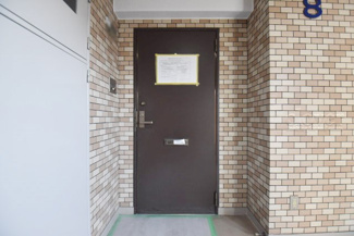 【その他共用部分】 | 皆様をお迎えする、お部屋の玄関ドア。開けやすさや開放角度、ドアノブの操作しやすさや鍵の形状などを、現地で一度ご確認ください。～即日のご見学可能～　お問合せはお気軽にどうぞ。