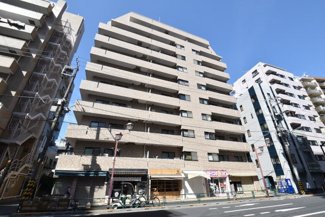 【外観】 | 手入れの行き届いた外壁やエントランスなど、「見ればわかる」レベルで清潔感を保ったマンションです。築年数を感じさせない姿で皆様をお出迎えします。～即日のご見学可能～　お問合せはお気軽にどうぞ。