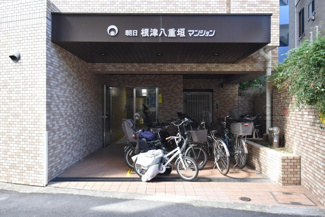 【エントランス】 | お客様を、そして住人を出迎えてくれるマンションのエントランス。ゴミが落ちていないことからも、管理状態の良さや住民の節度の高さが見て取れます。～即日のご見学可能～　お問合せはお気軽にどうぞ。