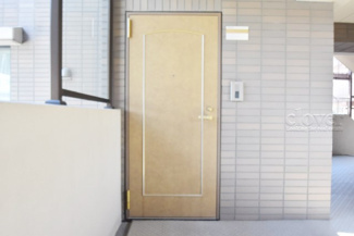 【その他共用部分】 | 皆様をお迎えする、お部屋の玄関ドア。開けやすさや開放角度、ドアノブの操作しやすさや鍵の形状などを、現地で一度ご確認ください。～即日のご見学可能～　お問合せはお気軽にどうぞ。
