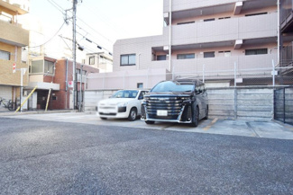 【駐車場】 | マンションの駐車場スペース。空きの有無や駐車料金、サイズ規定などについては、改めてお問い合わせください。～即日のご見学可能～　お問合せはお気軽にどうぞ。