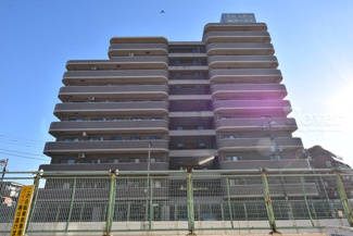 【外観】 | 青空によく映える建物です。手入れの行き届いた外壁やマンション正面エントランスなど、綺麗な姿をぜひ一度、現地にてご覧ください。～即日のご見学可能～　お問合せはお気軽にどうぞ。