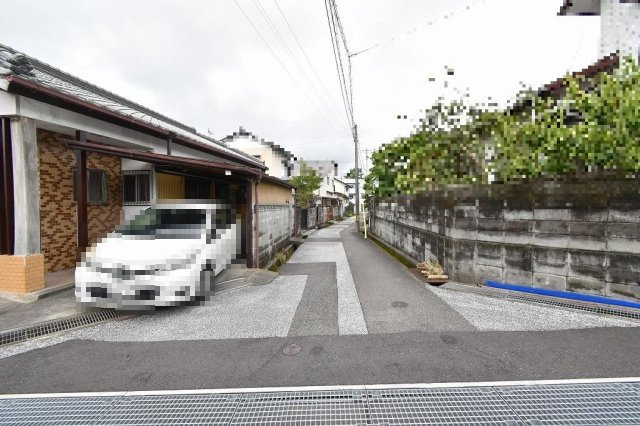 高知市瀬戸西町2丁目　売土地の前面道路含む現地写真