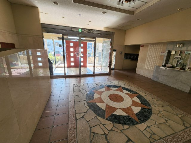 グローバル富雄のエントランス