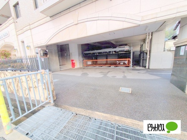 グローバル富雄の駐車場