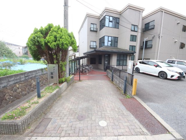 メゾン富雄のエントランス