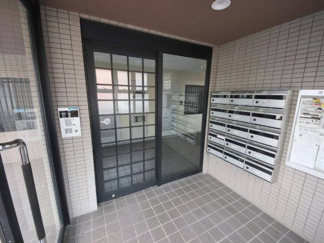 メゾン富雄のエントランス