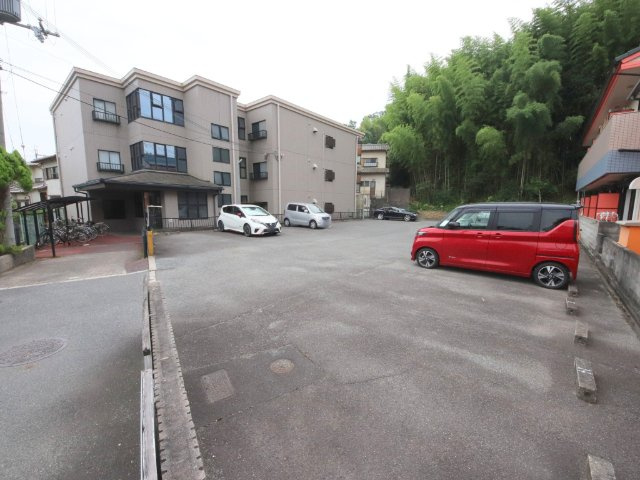 メゾン富雄の駐車場