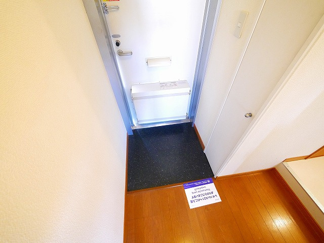 レオパレスセジュールの玄関|収納もある玄関です