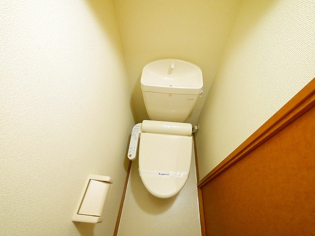 レオパレスセジュールのトイレ|落ち着いた色調のトイレです