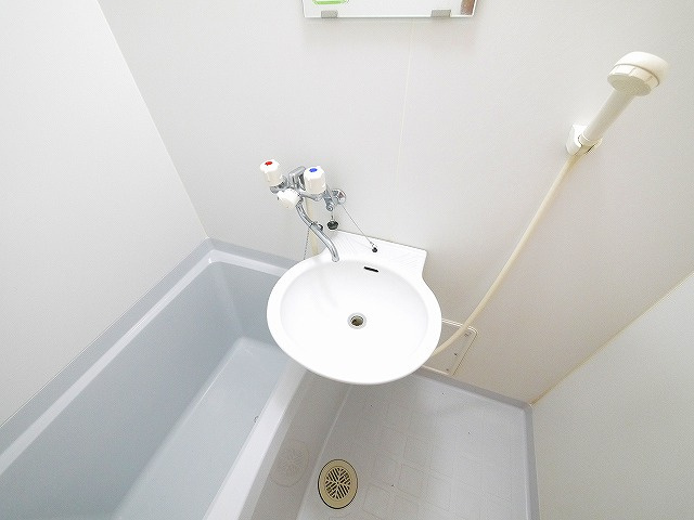 レオパレスセジュールの浴室|落ち着いた空間のお風呂です