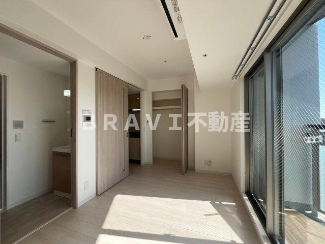 ワールドアイ大阪城EASTアドバンスの洋室|落ち着いた色調の洋室です