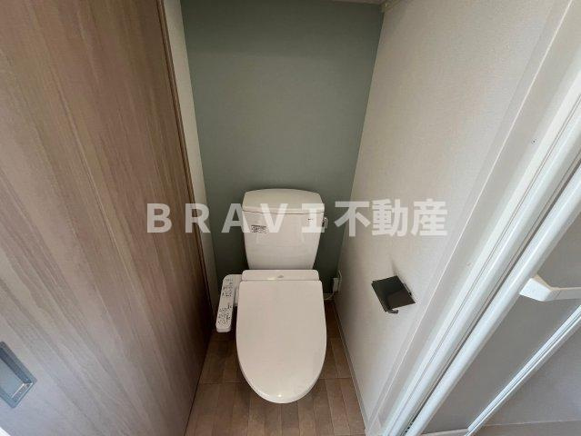 ワールドアイ大阪城EASTアドバンスのトイレ|落ち着いた色調のトイレです