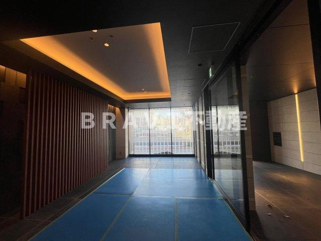 ワールドアイ大阪城EASTアドバンスのロビー|建物の内部です