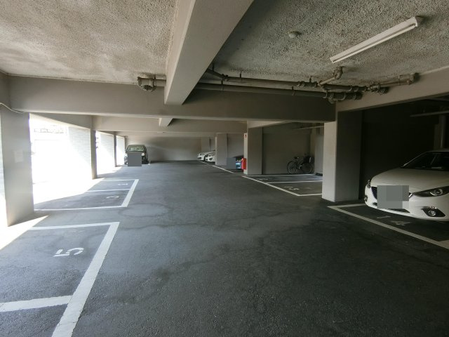 リバーコートの駐車場