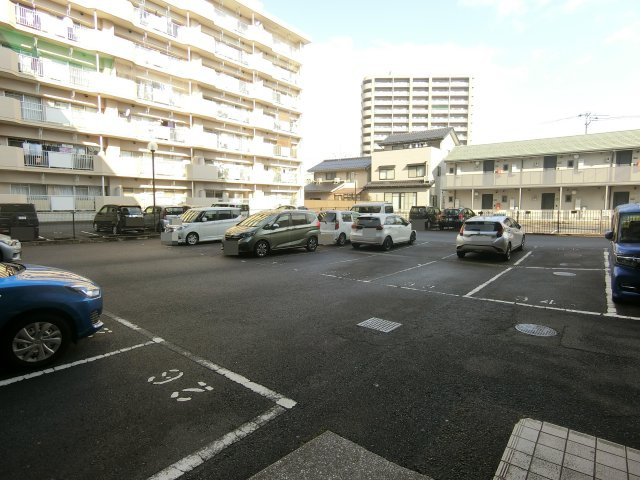 リバーコートの駐車場