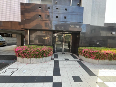 【エントランス】 | シャルムコート相模原 | マンションのエントランスには、もともと風よけや防犯の役割がありますが、マンションによって宅配ボックスなどの設備が備わっている所もあります。日々の生活をイメージしながら生活しやすさをチェックしましょう。