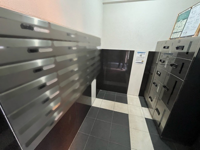 【設備】 | シャルムコート相模原 | エントランス付近に設置されている集合ポストは、住んでいる部屋と離れているため、ポストをあさるなど誰かに何かされていても被害に気づきにくいです。入居する時には他人に特定されにくい番号で鍵をかけましょう！