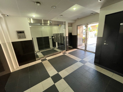 【ロビー】 | シャルムコート相模原 | ロビーというと、エントランスと何がちがうの？と思いますよね。実はロビーとエントランスには明確な決まりはありません。物件によっては、エントランスを入って広がるある程度の広さのある空間がロビーとなります。