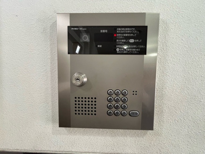 【防犯設備】 | シャルムコート相模原 | 室内の防犯設備もチェックしましょう！モニター付きインターホンが設置されているか、防犯シャッターが設備されているか、ベランダに人が上がってきにくい高さかなどチェックしておくと入居後も安心できるでしょう。