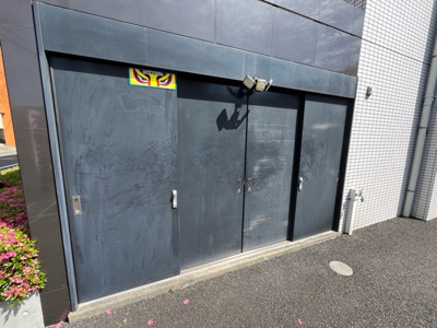 【設備】 | シャルムコート相模原 | 共有部分は、住民なら誰もが使える設備のこと。例えば駐車場やエレベーター、インターネット設備、セキュリティ設備などがあります。他にも、マンションの廊下・外部階段やエントランス・ゴミ置き場などがあります。