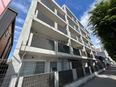 【現況写真】 | シャルムコート相模原 | 道幅が広い場所は日当たりや風通が良好です。幅が広いのですれ違いも可能ですし大きな車でも駐車可能！一方で、大型車が通ることも多くなるため交通量の増加により騒音に繋がります。また土地の値段が高くなります。