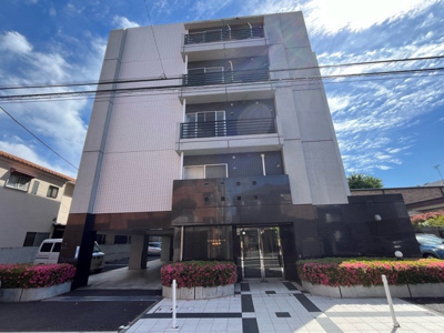 【構造・工法・仕様】 | シャルムコート相模原 | ＲＣ造、Reinforced Concreteは直訳すると補強されたコンクリートです。主に柱や梁・床・壁が鉄筋とコンクリートで構成おり、鉄筋を組んだ型枠にコンクリートを流し込んで固めたものを指します。