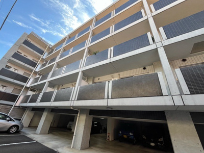 【玄関】 | シャルムコート相模原 | 玄関は家の顔でもあり、家族以外の目にも止まる場所です。玄関は外との間を仕切る扉、靴などをしまっておく収納スペース、靴脱ぎのたたきスペース、来客とのやり取りをするドアホンなど複数のアイテムからなります。