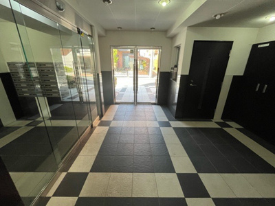 【内装】 | シャルムコート相模原 | 共有部分は、住民なら誰もが使える設備のこと。例えば駐車場やエレベーター、インターネット設備、セキュリティ設備などがあります。他にも、マンションの廊下・外部階段やエントランス・ゴミ置き場などがあります。