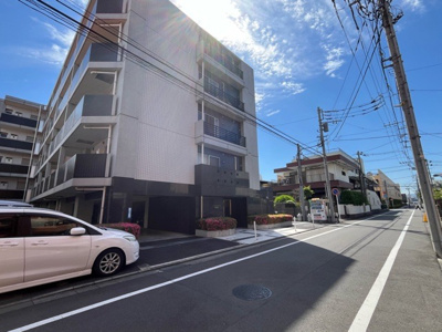 【外観】 | シャルムコート相模原 | 外観はマンション管理がされているかの目安になります。築年数が古いと、壁面は劣化してひび割れが生じることも！建物が古びていても細かいところが修繕されていると、きちんと管理されているなぁと感じるでしょう。