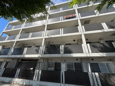 【バルコニー】 | シャルムコート相模原 | 一般的なバルコニーは、奥行1.5ｍ程ですが、ワイルドバルコニーは2ｍまで広がっています。そのため洗濯物の間隔をあけ干すことができ、乾きやすいというメリットや、ガーデニングが楽しめる等の特徴があります。