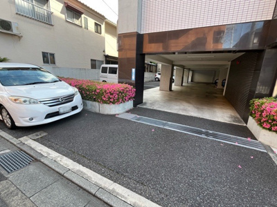 【駐車場】 | シャルムコート相模原 | 車一台あたりに必要なスペースは、標準サイズの普通自動車で横幅2m50cm、長さ5mは必要になります。ただし、乗降のことも考慮して横幅3m30cm、長さ5m50cmほどは確保できるところを選びましょう。