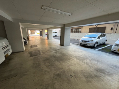 【駐車場】 | シャルムコート相模原 | 駐車場と明記されていても、最小スペースでつくられた駐車場だと大型車は駐車できなかったり、出入りしにくくなったりする可能性があります。お車のサイズと購入したい物件の駐車場のサイズを現地で確認しましょう。