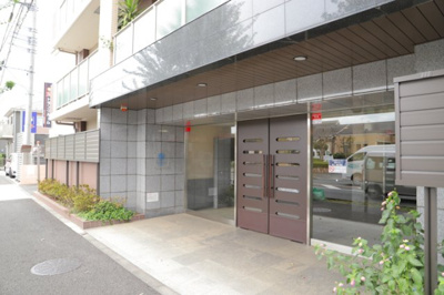 【エントランス】 | ドゥーブルリッチ町田 | マンションのエントランスには、もともと風よけや防犯の役割がありますが、マンションによって宅配ボックスなどの設備が備わっている所もあります。日々の生活をイメージしながら生活しやすさをチェックしましょう。