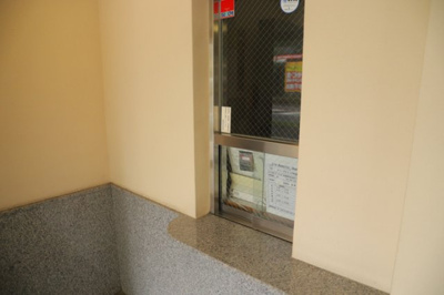 【受付】 | ドゥーブルリッチ町田 | 受付はマンションコンシェルジュがいる場合もあれば、管理人が滞在する小部屋を総称して呼ぶことがあります。主にエントランスに設置されていることから、防犯面でも期待ができます。防犯設備がない場合はより安心！