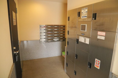 【設備】 | ドゥーブルリッチ町田 | エントランス付近に設置されている集合ポストは、住んでいる部屋と離れているため、ポストをあさるなど誰かに何かされていても被害に気づきにくいです。入居する時には他人に特定されにくい番号で鍵をかけましょう！