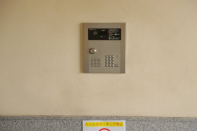 【防犯設備】 | ドゥーブルリッチ町田 | 室内の防犯設備もチェックしましょう！モニター付きインターホンが設置されているか、防犯シャッターが設備されているか、ベランダに人が上がってきにくい高さかなどチェックしておくと入居後も安心できるでしょう。