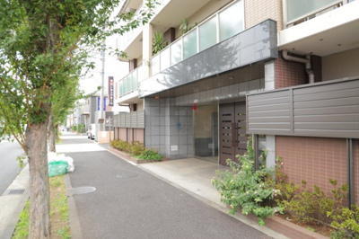 【外観】 | ドゥーブルリッチ町田 | 隣家の土地はどうなっているのか、生活利便施設が近くにあるのか、学校まで近いかなど、お客様のライフスタイルにあわせたイメージが重要です。また、近くにあると困る施設が近くにないかも確認するといいでしょう。