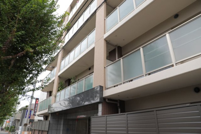 【現況写真】 | ドゥーブルリッチ町田 | 眺望の良さを楽しめるダイニングキッチンで家族団らんの時間を過ごしてはいかがでしょうか。バルコニーから見える景色を家族で眺める時間は、時間が経つのを忘れてしまいそうですね。是非、現地を見に行きましょう！