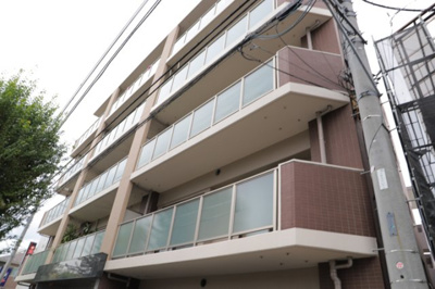 【現況写真】 | ドゥーブルリッチ町田 | 道幅が広い場所は日当たりや風通が良好です。幅が広いのですれ違いも可能ですし大きな車でも駐車可能！一方で、大型車が通ることも多くなるため交通量の増加により騒音に繋がります。また土地の値段が高くなります。