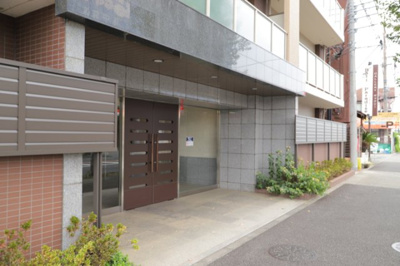 【玄関】 | ドゥーブルリッチ町田 | 玄関は家の顔でもあり、家族以外の目にも止まる場所です。玄関は外との間を仕切る扉、靴などをしまっておく収納スペース、靴脱ぎのたたきスペース、来客とのやり取りをするドアホンなど複数のアイテムからなります。