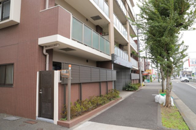 【外観】 | ドゥーブルリッチ町田 | 外観はマンション管理がされているかの目安になります。築年数が古いと、壁面は劣化してひび割れが生じることも！建物が古びていても細かいところが修繕されていると、きちんと管理されているなぁと感じるでしょう。