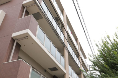 【バルコニー】 | ドゥーブルリッチ町田 | 一般的なバルコニーは、奥行1.5ｍ程ですが、ワイルドバルコニーは2ｍまで広がっています。そのため洗濯物の間隔をあけ干すことができ、乾きやすいというメリットや、ガーデニングが楽しめる等の特徴があります。