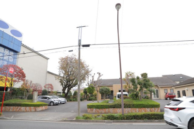 【展望】 | ドゥーブルリッチ町田 | 景色重視でお家選ぶをするとスーパーが遠い！学校が遠い！など生活をするうえで利便性で困ることもあります。まず一度現地を見学する際に、周辺の施設などがあるかを確認し、暮らし始めた後のことを想像しましょう。