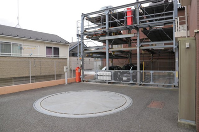 【駐車場】 | ドゥーブルリッチ町田 | 車一台あたりに必要なスペースは、標準サイズの普通自動車で横幅2m50cm、長さ5mは必要になります。ただし、乗降のことも考慮して横幅3m30cm、長さ5m50cmほどは確保できるところを選びましょう。