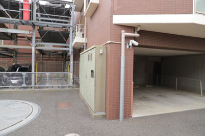 【駐車場】 | ドゥーブルリッチ町田 | 駐車場と明記されていても、最小スペースでつくられた駐車場だと大型車は駐車できなかったり、出入りしにくくなったりする可能性があります。お車のサイズと購入したい物件の駐車場のサイズを現地で確認しましょう。