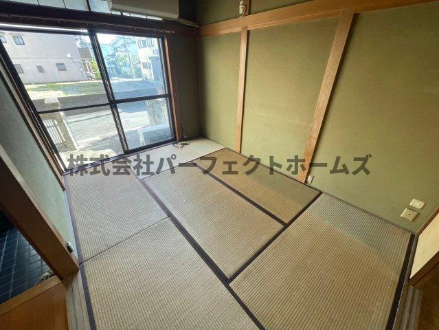 伊加賀寿町戸建　賃貸の和室|柔らかい畳が心地よい和室